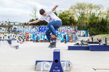 910660 Afbeelding van een skater in skatepark De Yard 2.0 op het terrein van het voormalige Expeditieknooppunt PostNL ...